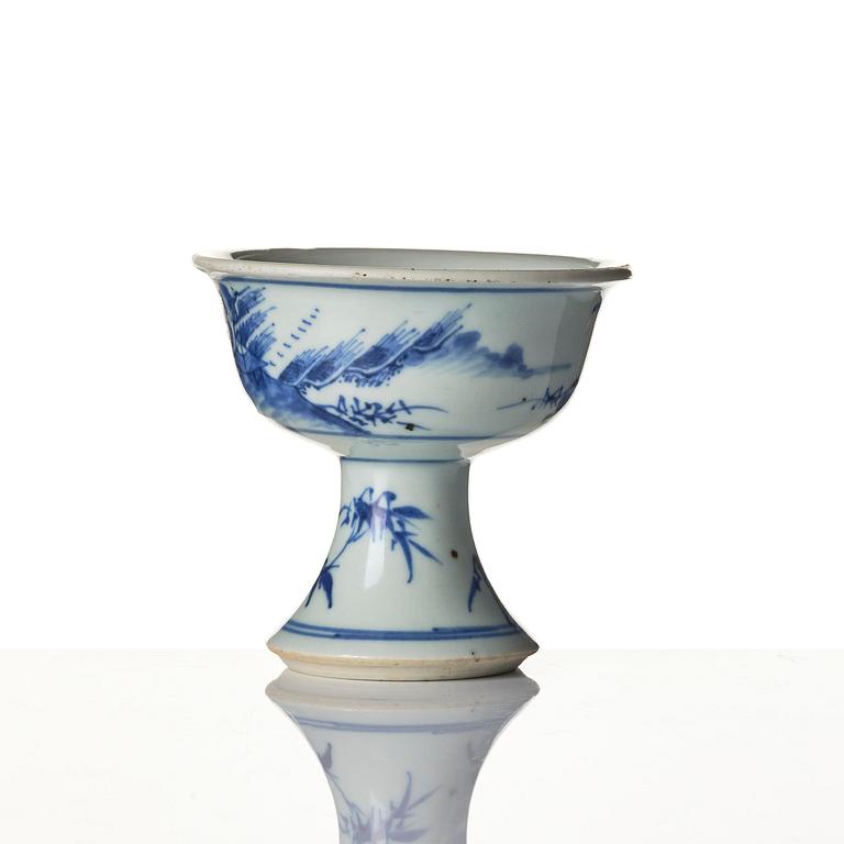 A blue and white stemcup and dish, Transition, 17th century.