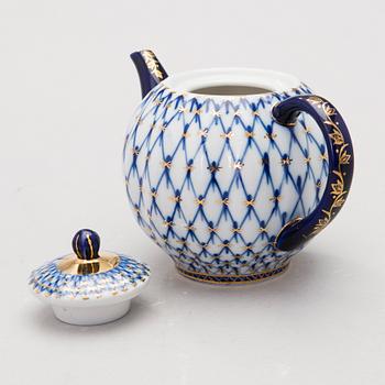 A 31-piece set of 'Cobalt Net' porcelain, Sovjet Union, the latter half of the 20th Century.