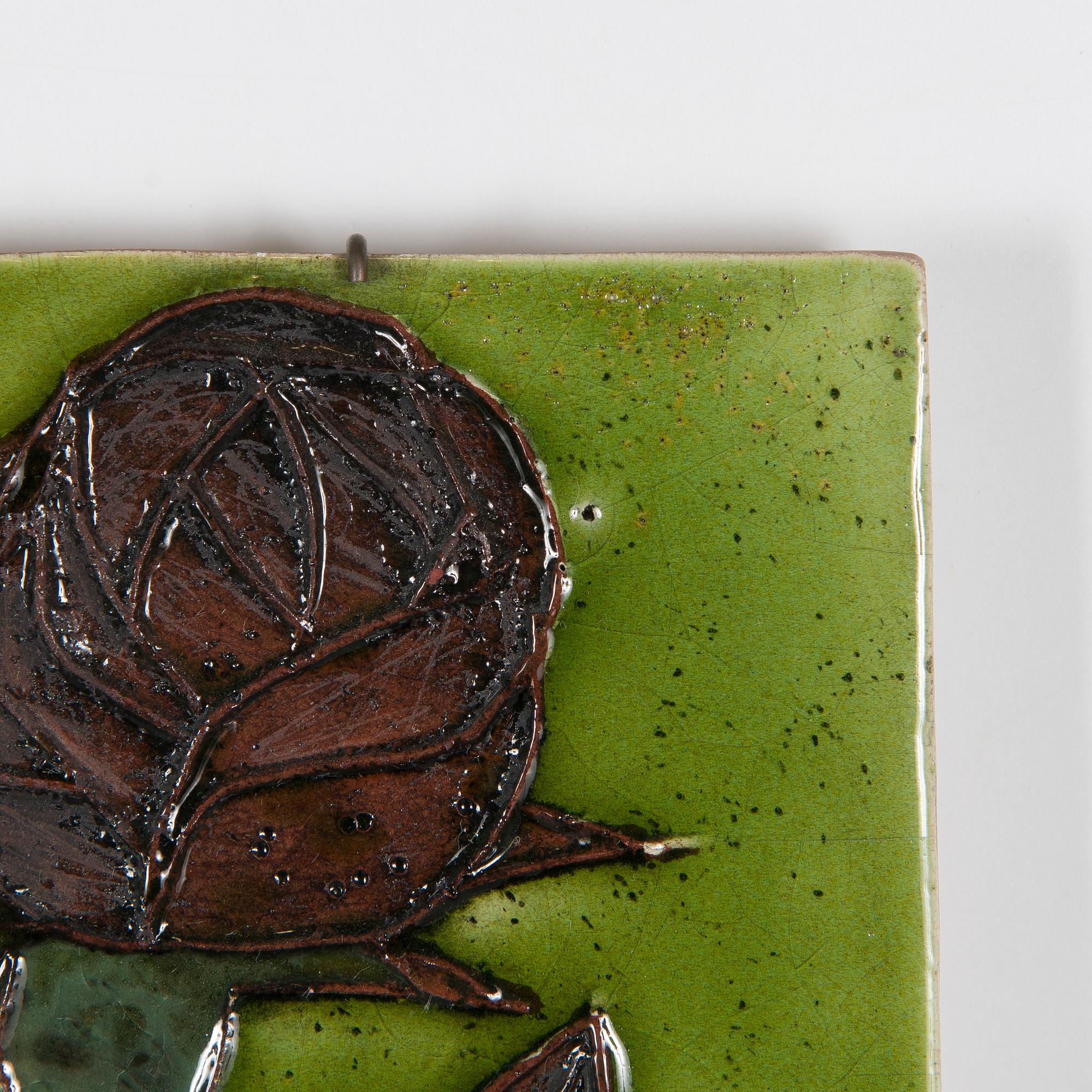 Rut Bryk, seinäreliefi, kivitavaraa signeerattu BRYK.