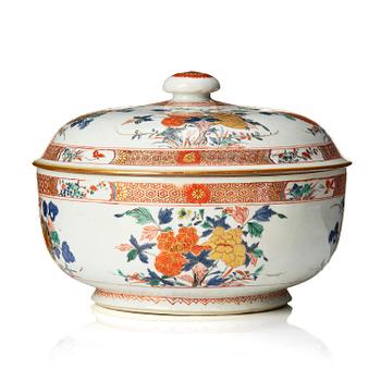 898. A famille verte tureen with cover, Qing dynasty, Kangxi (1662-1722).
