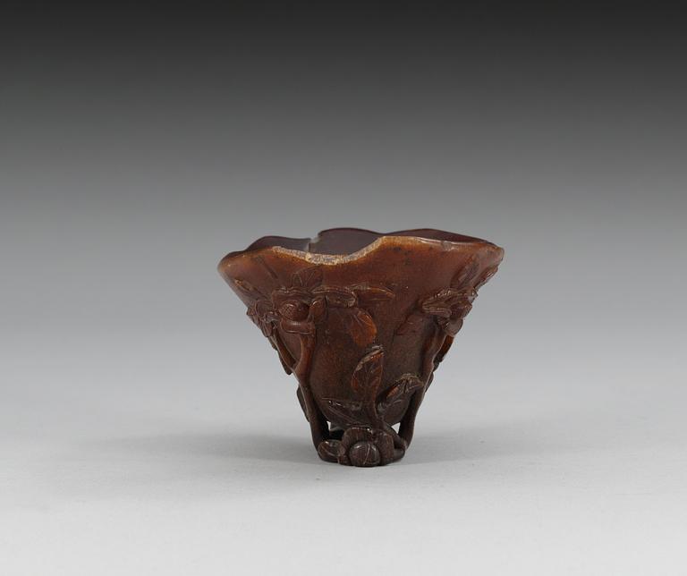 VINOFFERBÄGARE, noshörningshorn. Qing dynastin, Kangxi (1662-1722).