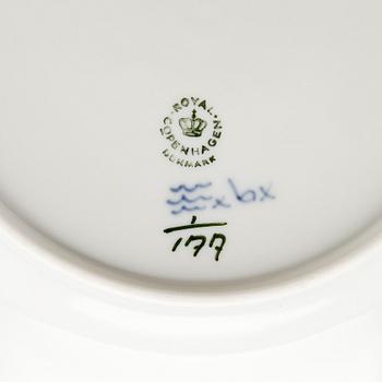 SERVISDELAR, 30 delar, porslin, "Musselmalet", Royal Copenhagen.