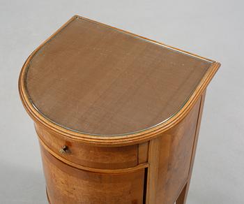 SÄNGBORD/POTTSKÅP, omkring 1900-talets mitt.