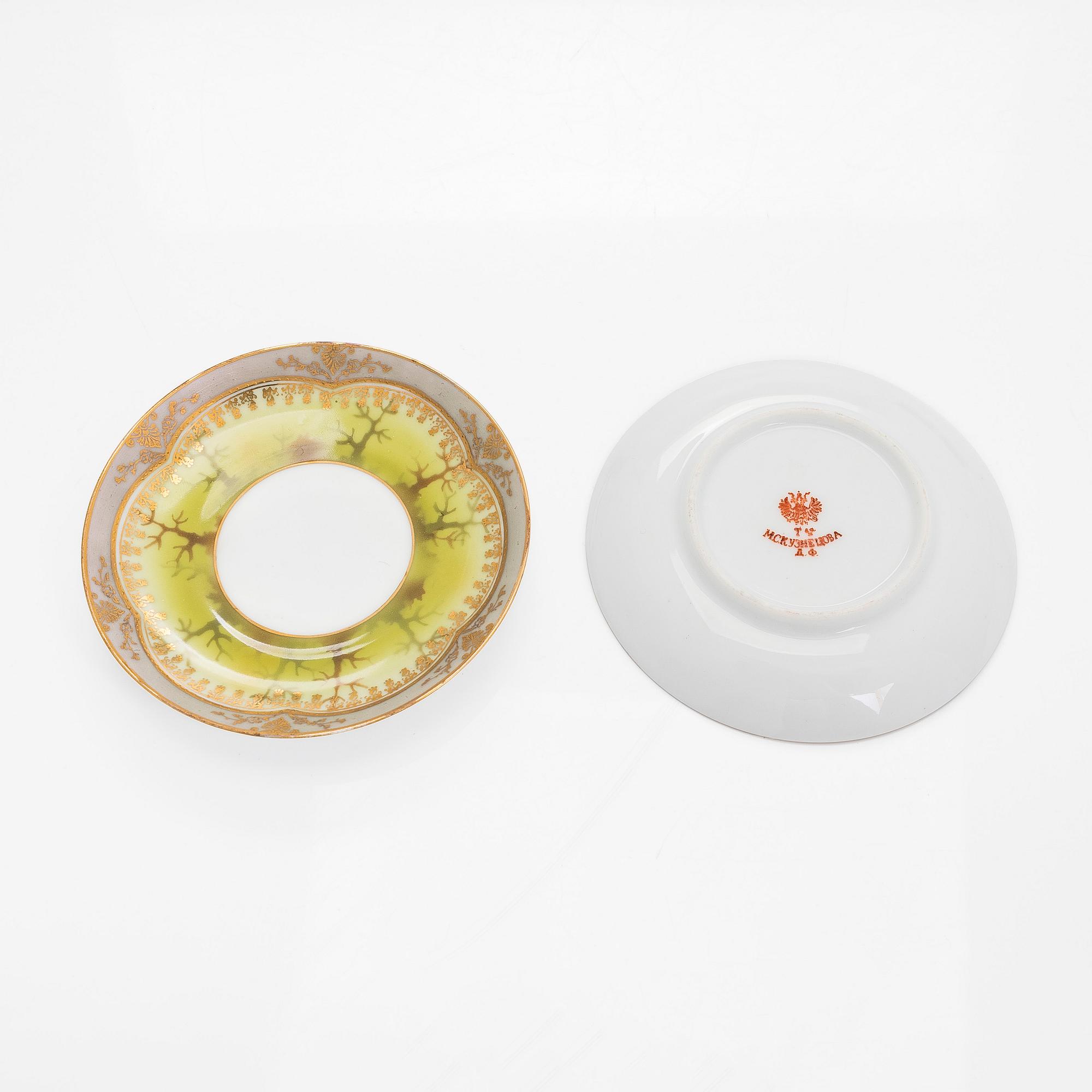 Kuznetsov, mokkakuppeja lautasineen, 12 kpl, posliinia, Venäjä 1891-1917.