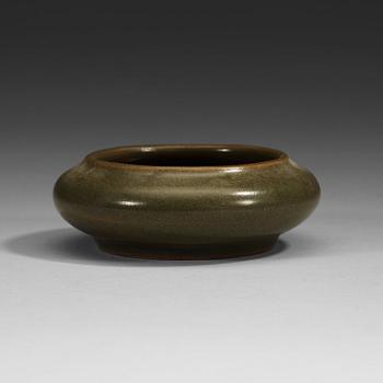 1616. PENSELBAD, porslin. Qing dynastin (1664-1912).