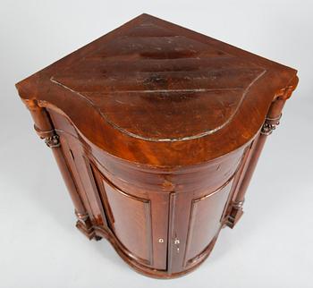 HÖRNSKÅP, Karl Johan, 1800-talets mitt.