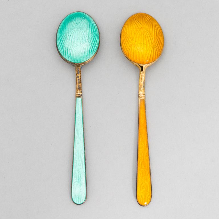 Mockaskedar, 6 st, förgyllt silver och emalj. Tillander, Helsingfors 1969-1978.