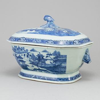 A blue and white tureen with cover, Qing dynasty, Qianlong (1736-95).