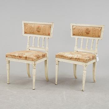 STOLAR, 2 stycken snarlika, gustavianska, varav en signerad Melchior Lundberg, 1700-tal.