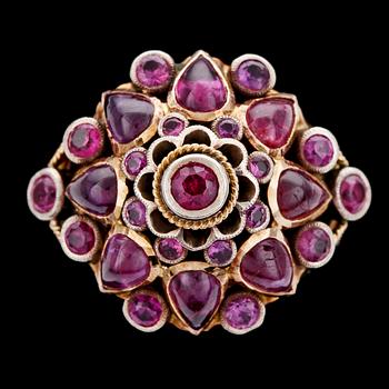 A cabochon cut ruby ring, India, 20th century.