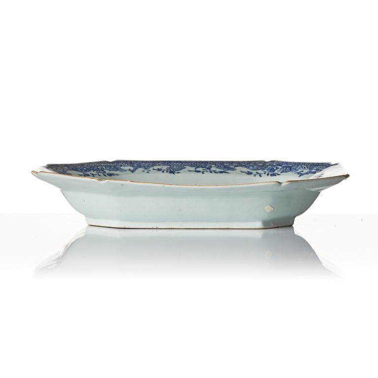 A blue and white tureen dish, Qing dynasty, Qianlong (1736-95).