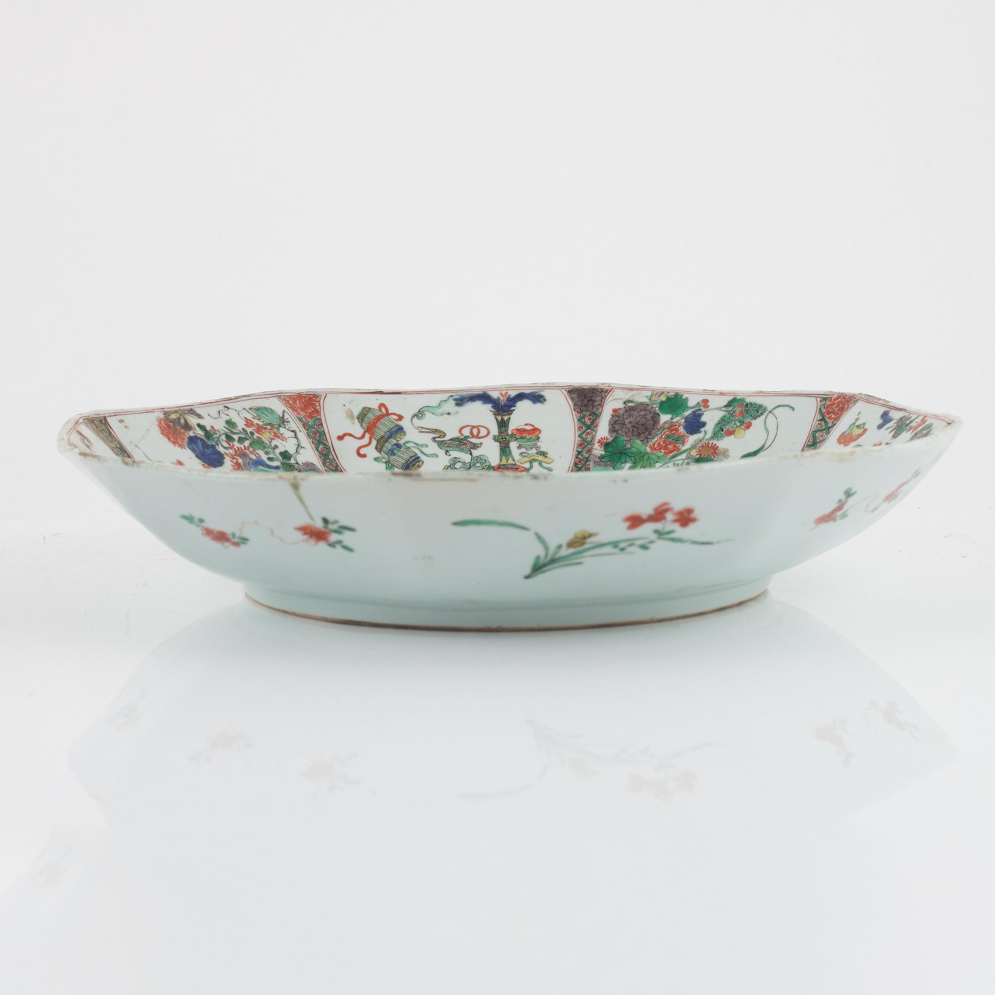 A famille verte dish, Qing dynasty, Kangxi (1662-1722).