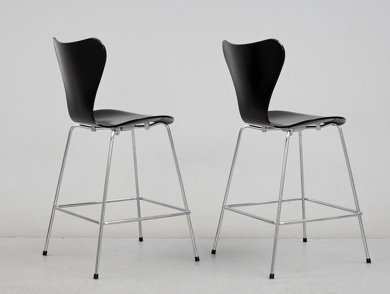 BARSTOLAR, ett par, "Sjuan", Arne Jacobsen för Fritz Hansen, 2000-tal.