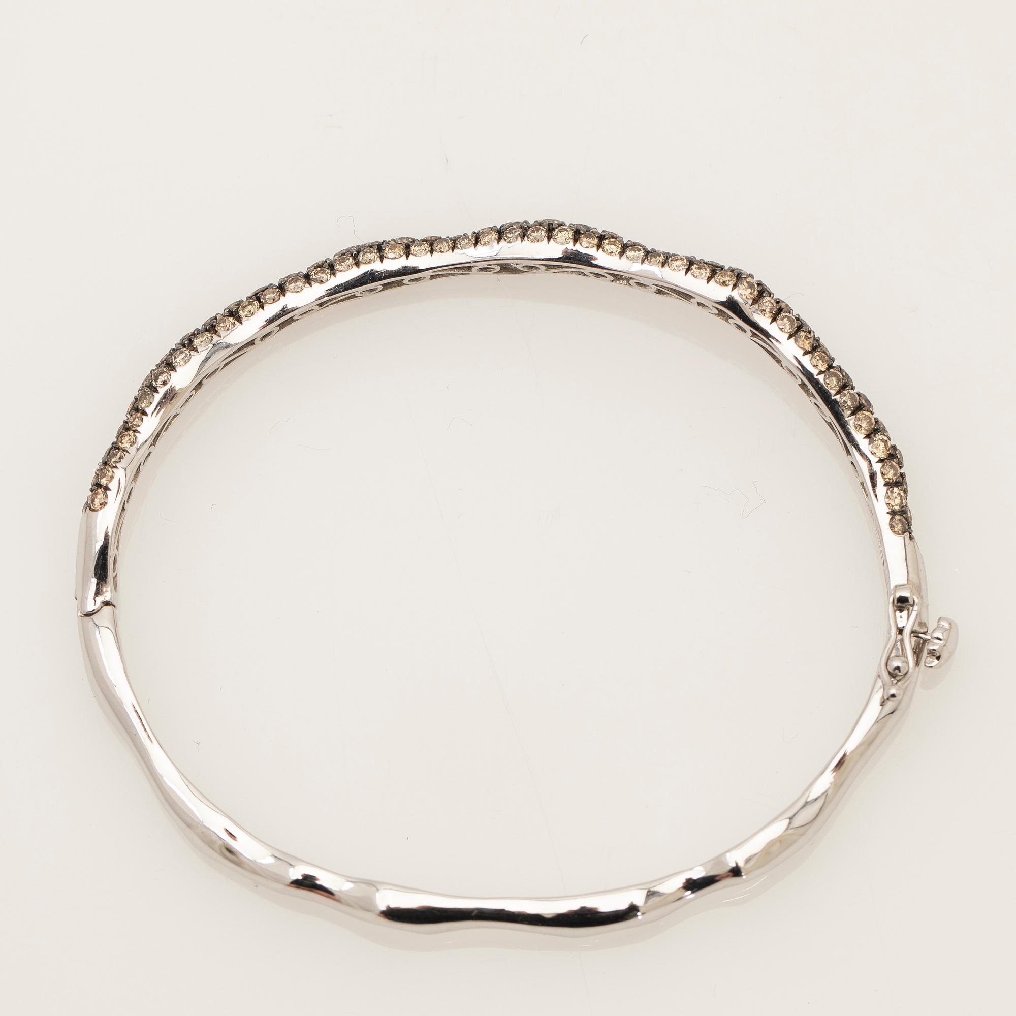 Bracelet, set with brilliant-cut diamonds and white gold.