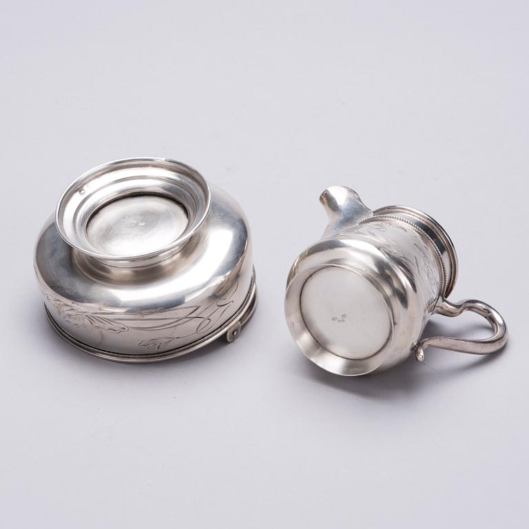 GRÄDDSNÄCKA, silver, Moskva 1889-1914 och SOCKERSKÅL, silver, Moskva 1908-26. Tot vikt 365 g.