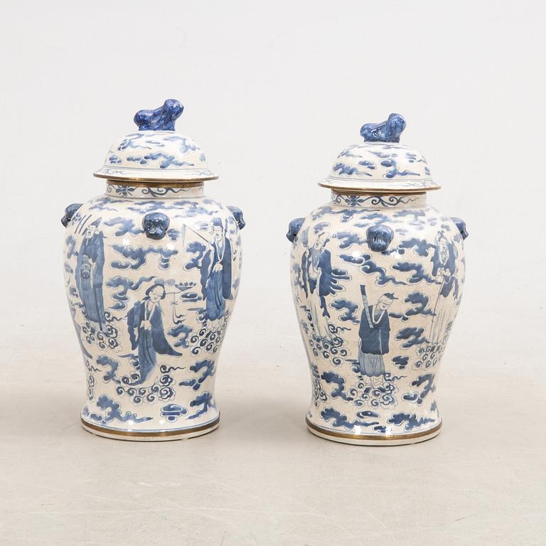 Vases with lids, 1 pair, China, late 20th century, porcelain.