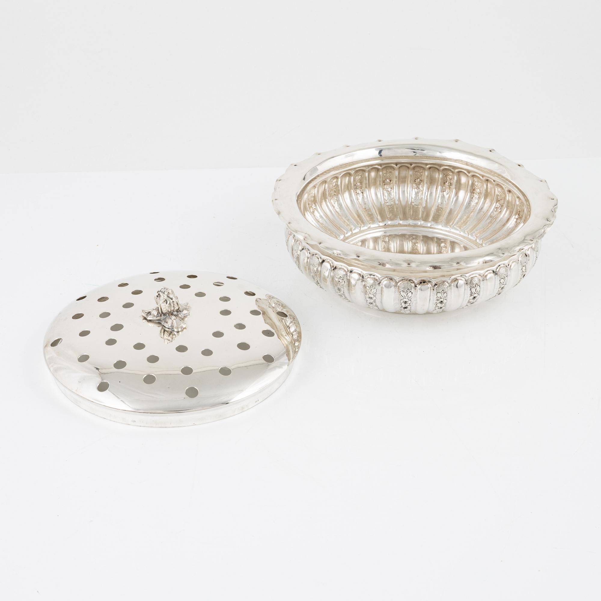 A silver jardinere, mid 20th Century.