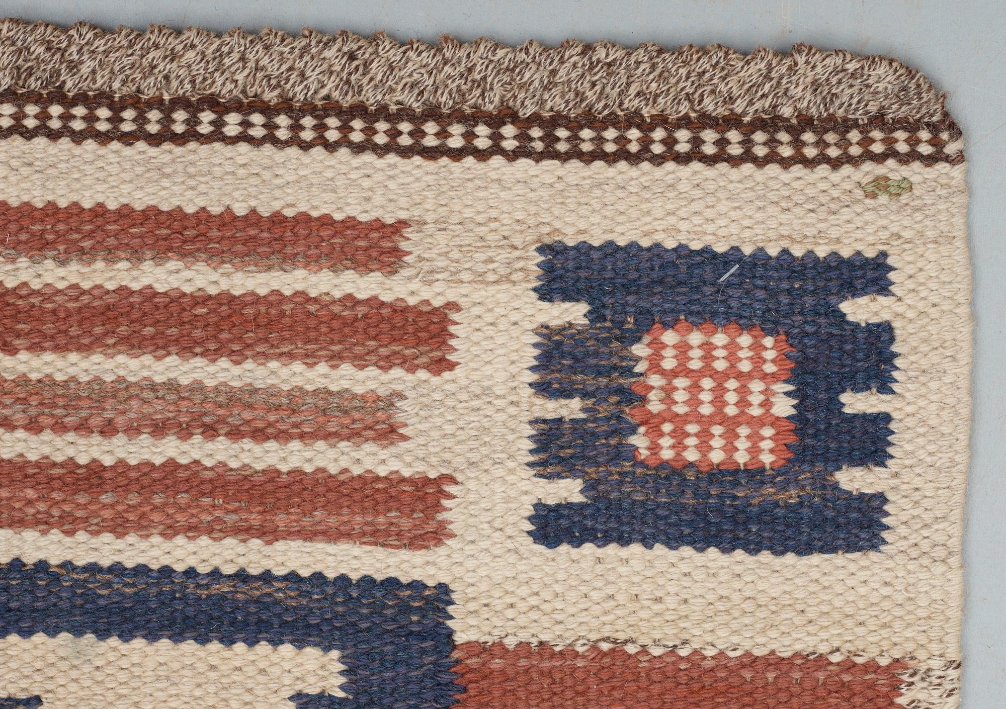 CARPET. "Porslinsmattan". Flat weave. 261 x 160,5 cm. Signed AB MMF.