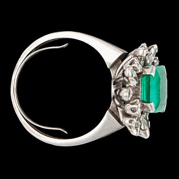 RING med trappslipad smaragd, ca 4.00 ct, med navette- och briljantslipade diamanter, totalt  1.40 ct.