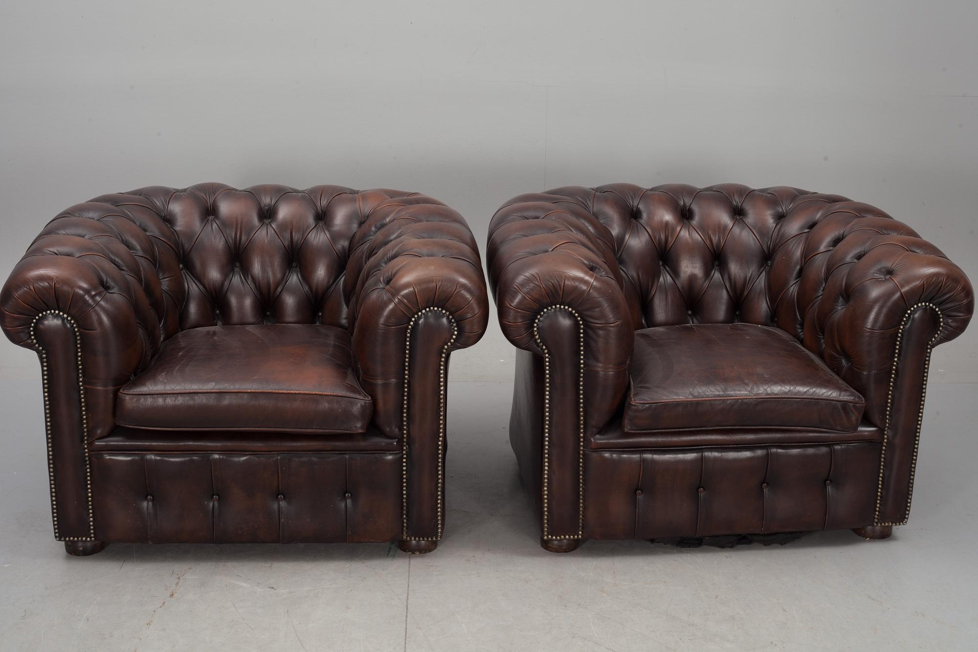 FÅTÖLJER, ett par, Chesterfieldmodell.