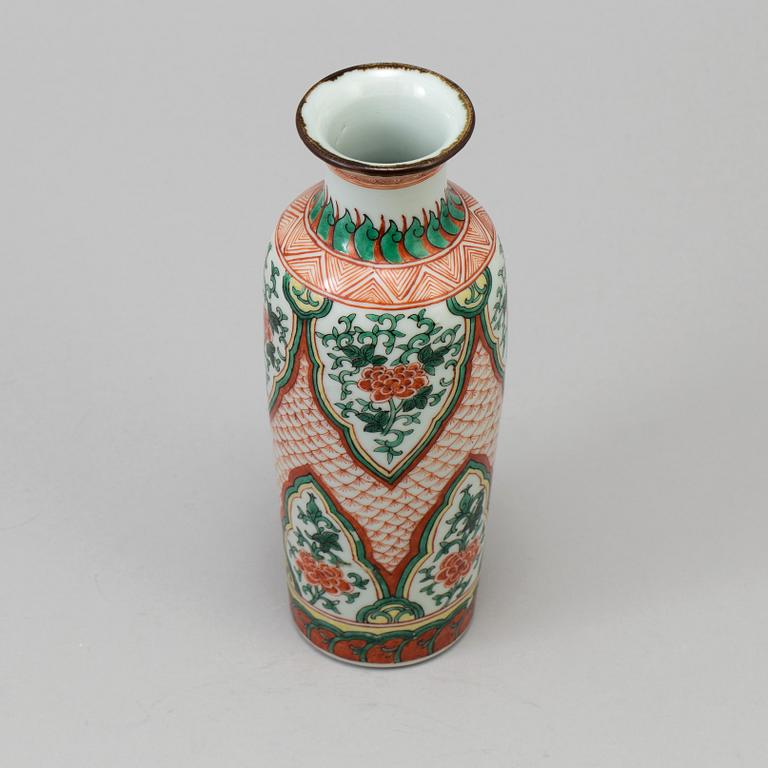 A Chinese wucai porcelain rouleau vase, Qing dynasty (1644-1912).