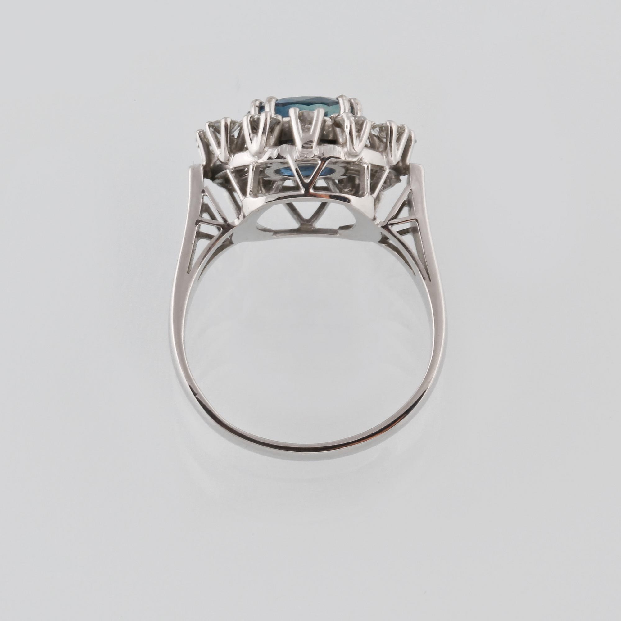 RING, 18K vitguld med ovalslipad blå safir 2.26 ct samt briljantslipade diamanter 0.90 ct, Ove Lundgren, Stockholm.