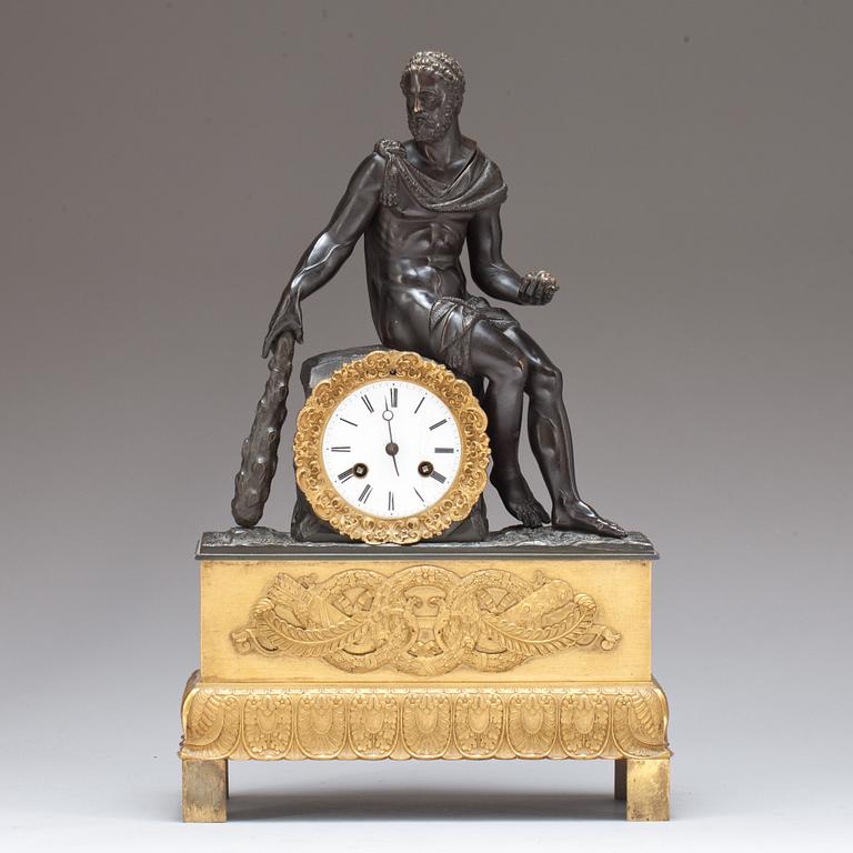 BORDSPENDYL. Empire, 1800-talets början.