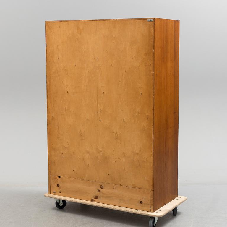 ARKIVSKÅP med jalusidörrar, 1900-talets mitt.