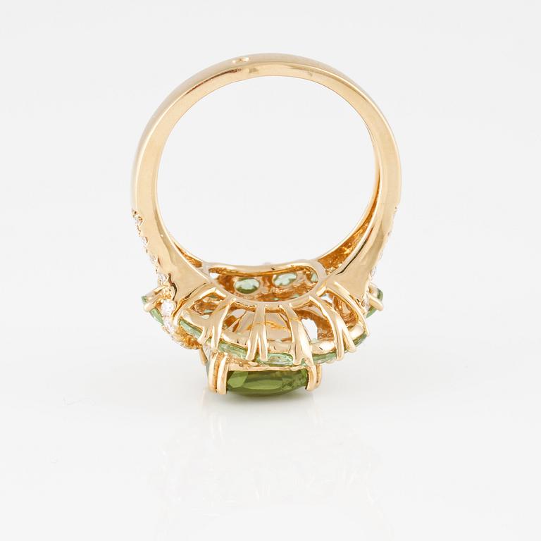 RING, 18K guld med briljantslipade diamanter ca 0.50 ct, samt fasettslipade peridoter ca 3.50 samt grossular ca 1.30.