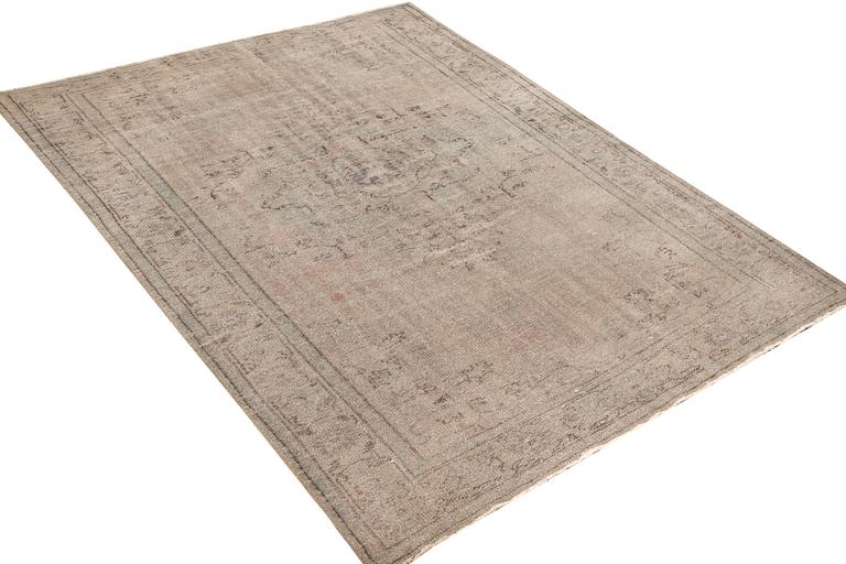 A vintage design Kilim carpet, c. 294 x 197 cm.