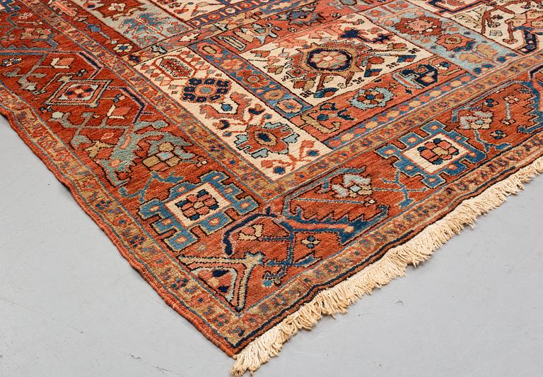 Matto, antique Heriz, ca 334 x 271-276 cm ( ca 1-4 cm flat weave at the ends).