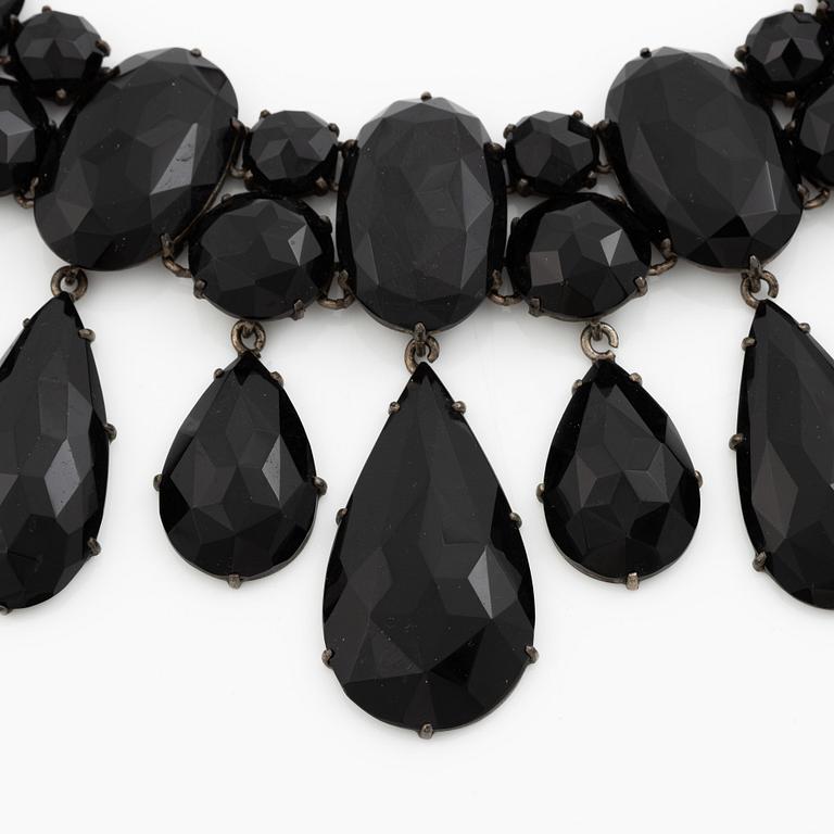 Collier silver med stora fasettslipade svarta stenar.