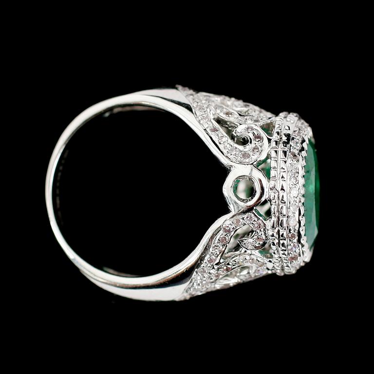 RING, 18 k vitguld, smaragd ca 4.00 ct, diamanter tot ca 0,55 ct.