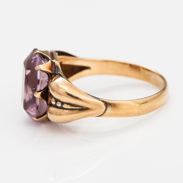 A 14K gold ring with an amethyst. Rikhard N. Sund, Helsinki 1953.