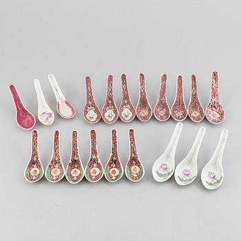 A set of 20 porcelain spoons, China, 20th Century.