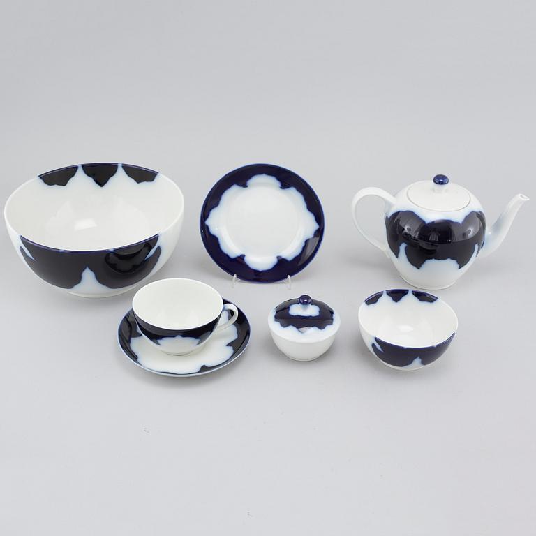 24 pieces of porcelan table ware, partly designed by Lin Utzon, Royal Copenhagen, 1980s.