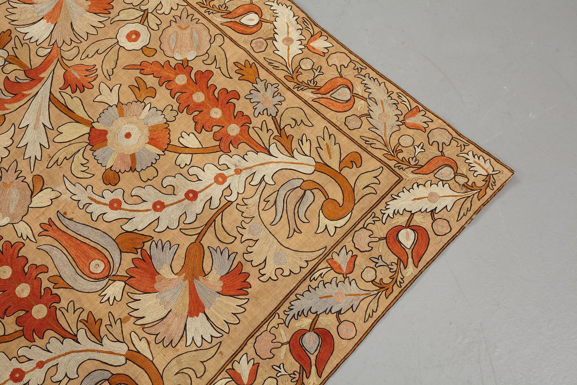 Broderi, sannolikt antik Uzbekistan suzani, ca 226,5-230,5 x 180-182 cm.