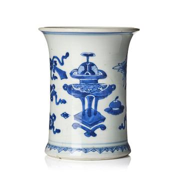 841. Penselställ, porslin. Qingdynastin, Kangxi (1662-1722).