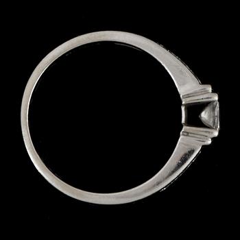 RING, 14k vitguld med prinsessslipad mittdiamant, ca 0,25ct samt 6st briljantslipade diamanter, tot ca 0,12ct. Vikt 3,4g.