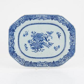 A Chinese blue and white porcelain charger, Qing Dynasty, Qianlong (1736-95).