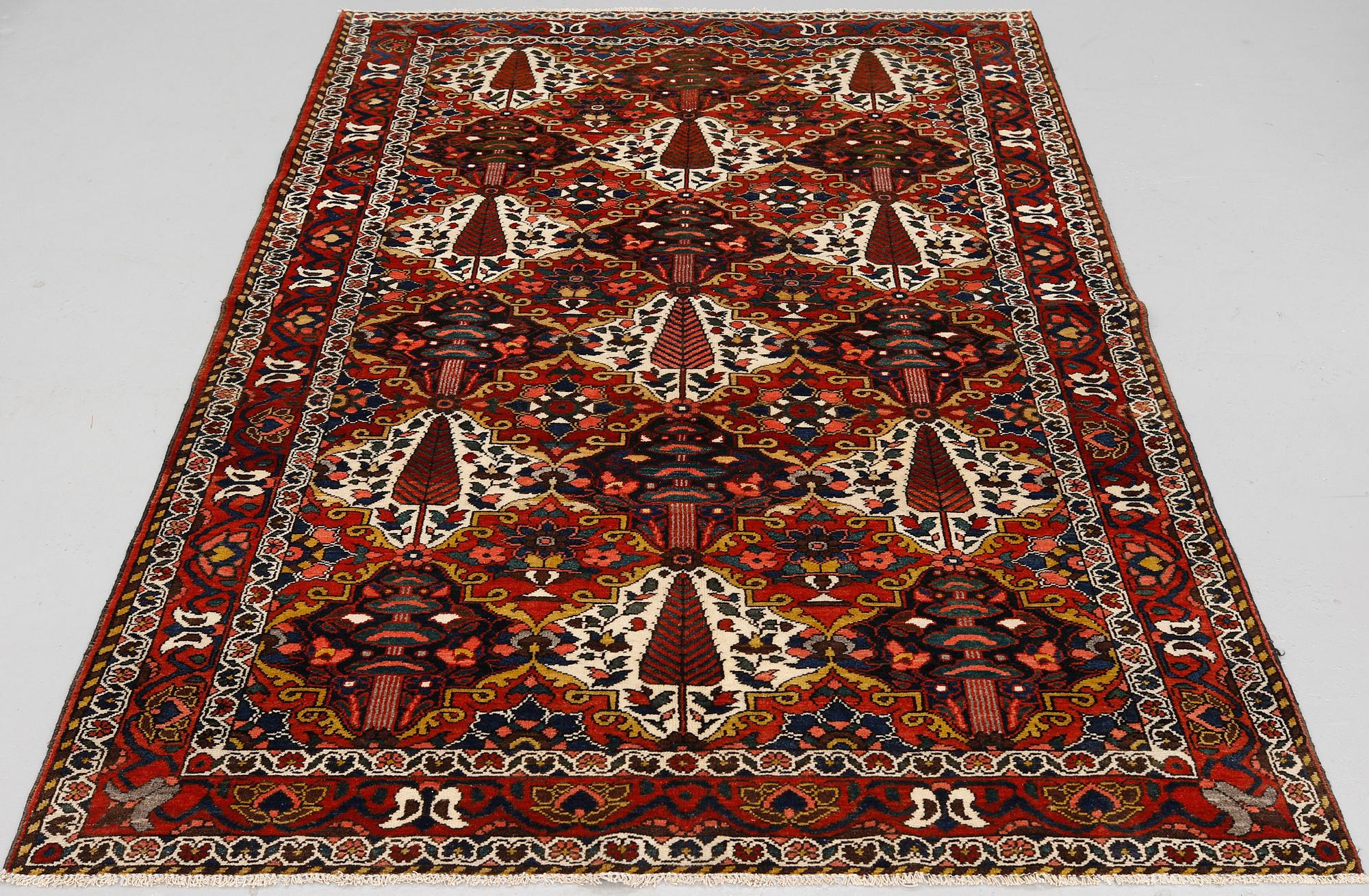 A semi-antique Baktiari rug, ca 217 x 152 cm.