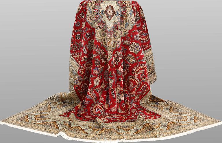 A Keshan carpet, approx. 415 x 300 cm.