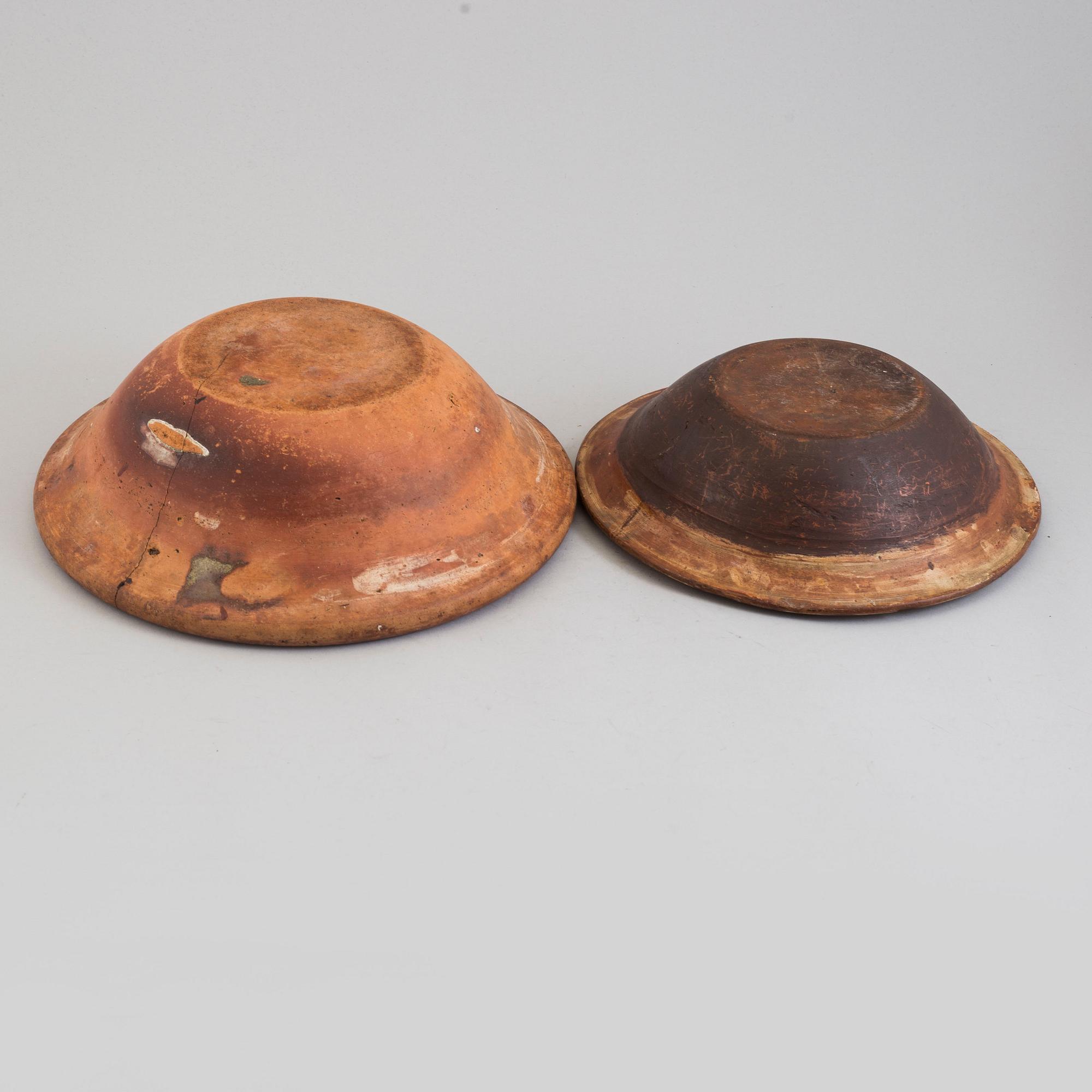 SKÅLAR, 2 st samt FAT, 2 st, lergods, allmoge, Häsingland, 1800-tal.