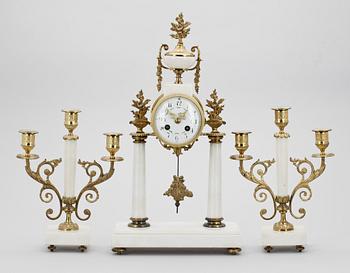 GARNITYR, 3 delar, mässing, alabaster, Louis XVI-stil, tidigt 1900-tal.
