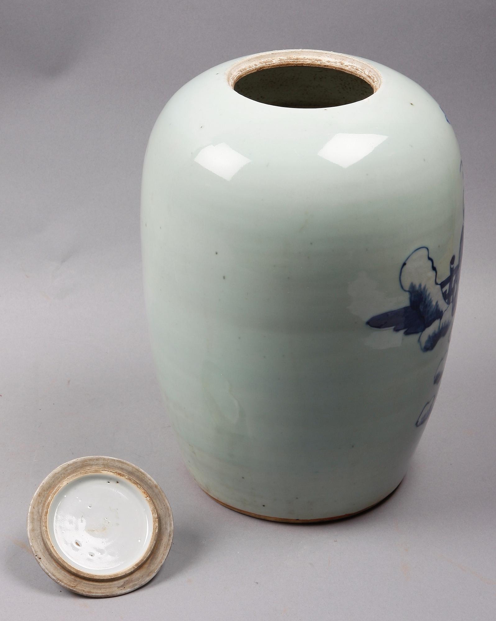 URNA MED LOCK, porslin, Kina. 1900-tal.