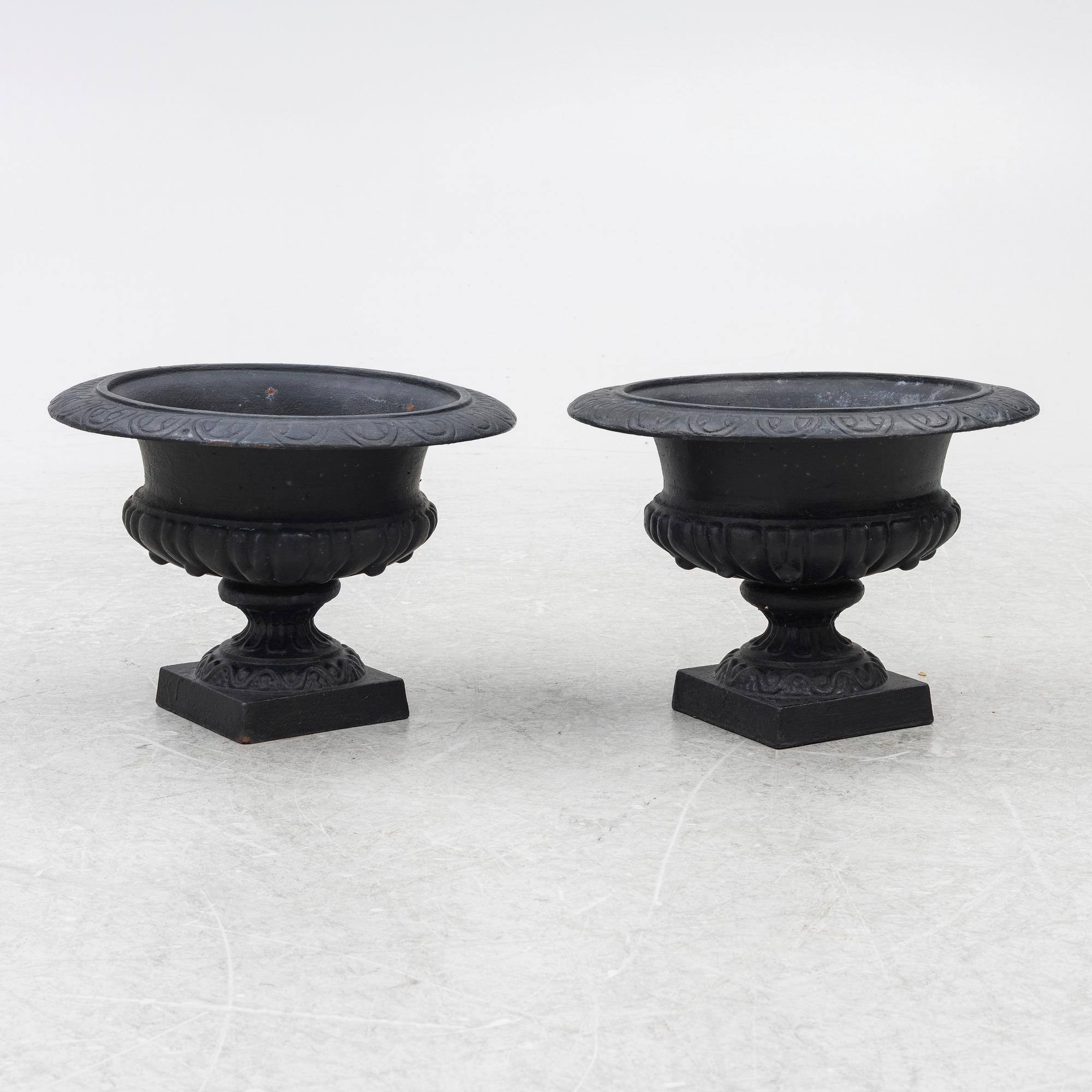 A pair of 20th century garden urns.