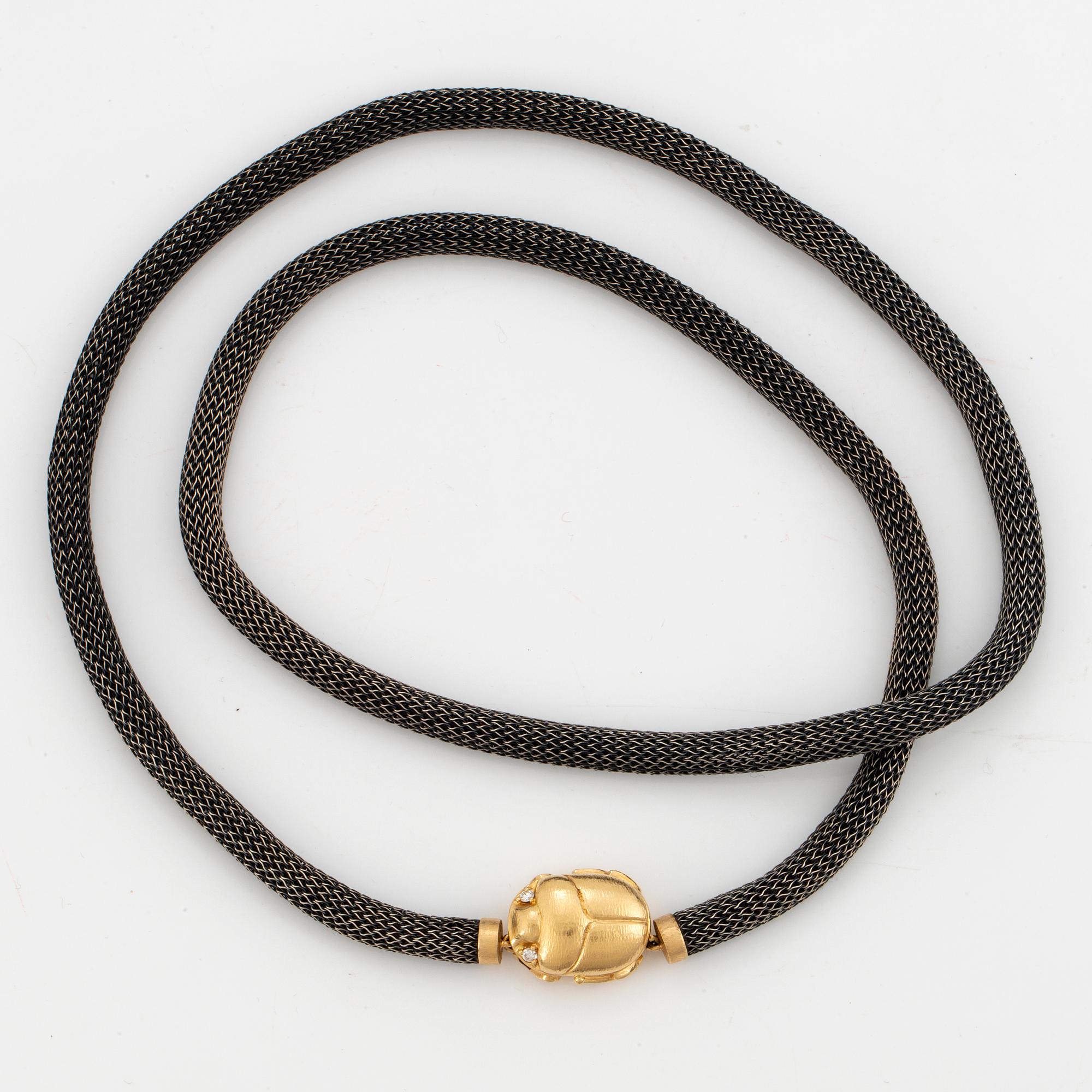 OLE LYNGGAARD, collier i oxiderat silver, lås i form av skalbagge 18K guld med två briljantslipade diamanter.