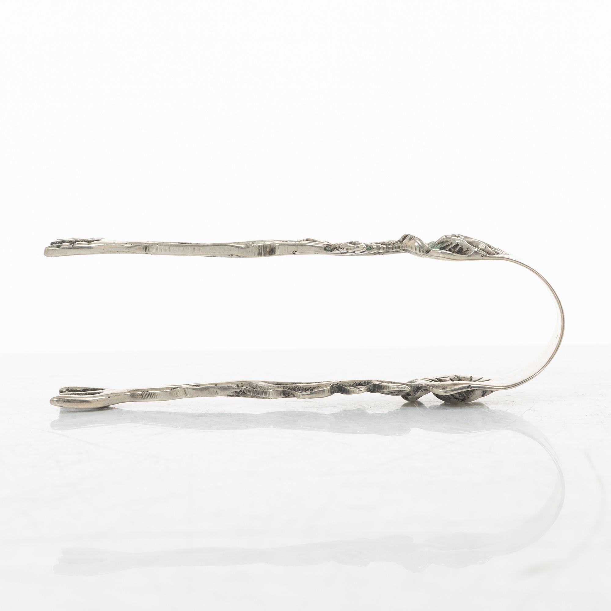 Bricka, gräddkanna, sockerskål samt sockertång, silver, rokokostil, 1900-tal.