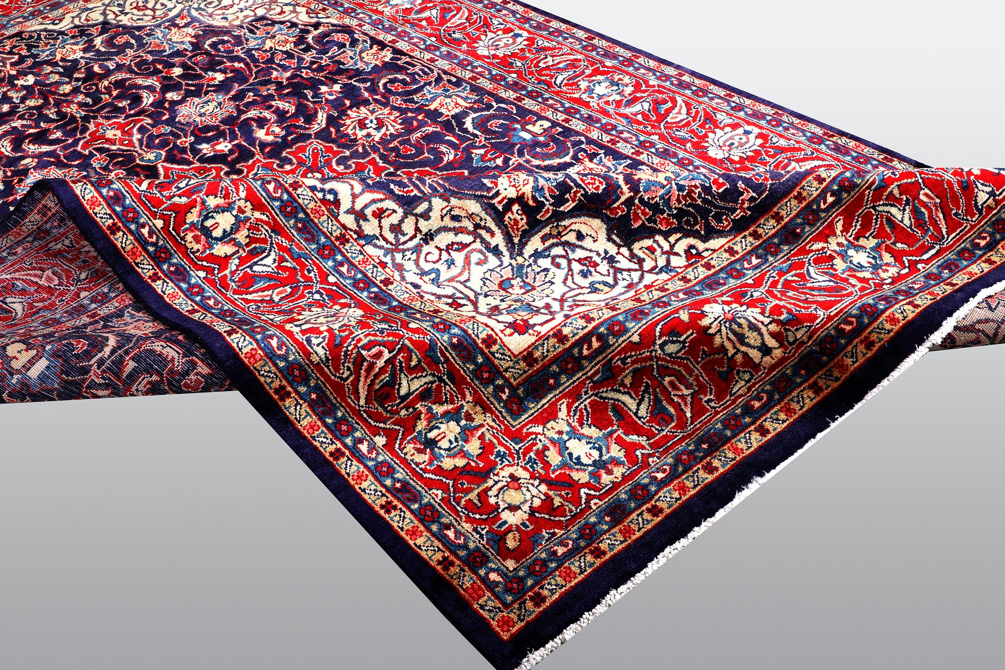 A carpet, Sarouk, ca 342 x 214 cm.