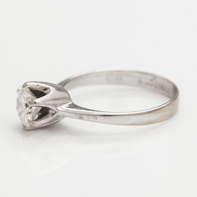 A 14K white gold ring with a ca. 0.98 ct diamond.